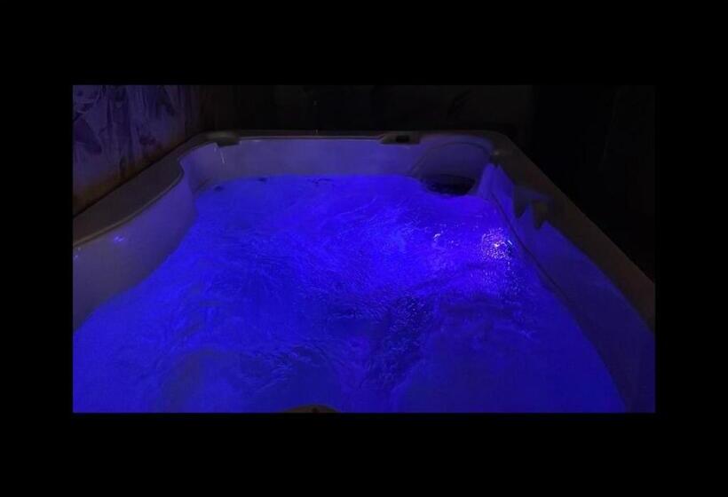 تختخواب و صبحانه Suite 18 Luxury Apartments