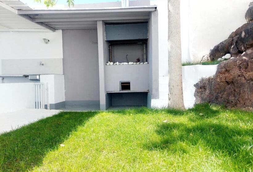 Aamiaismajoitus (B&B) Villa White House