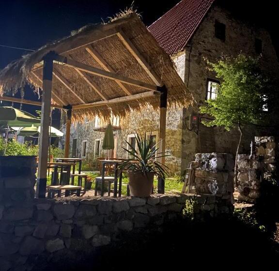 پانسیون Guesthouse Kujtimi