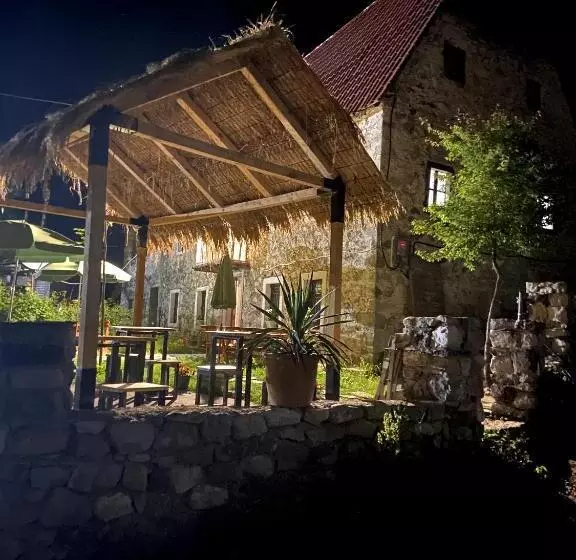 پانسیون Guesthouse Kujtimi