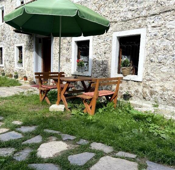 پانسیون Guesthouse Kujtimi