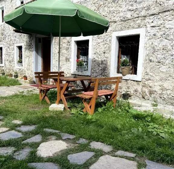 پانسیون Guesthouse Kujtimi
