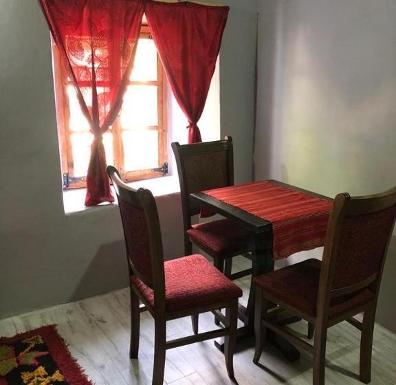 پانسیون Guesthouse Kujtimi