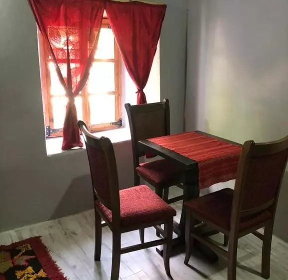 پانسیون Guesthouse Kujtimi