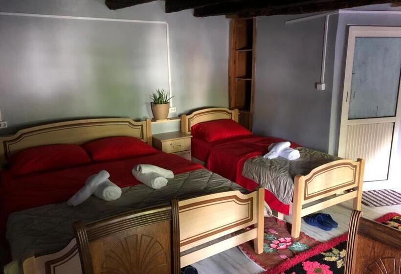 پانسیون Guesthouse Kujtimi