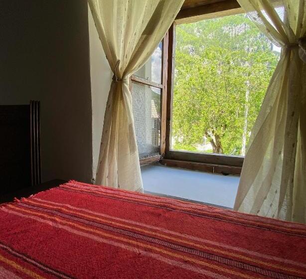 پانسیون Guesthouse Kujtimi