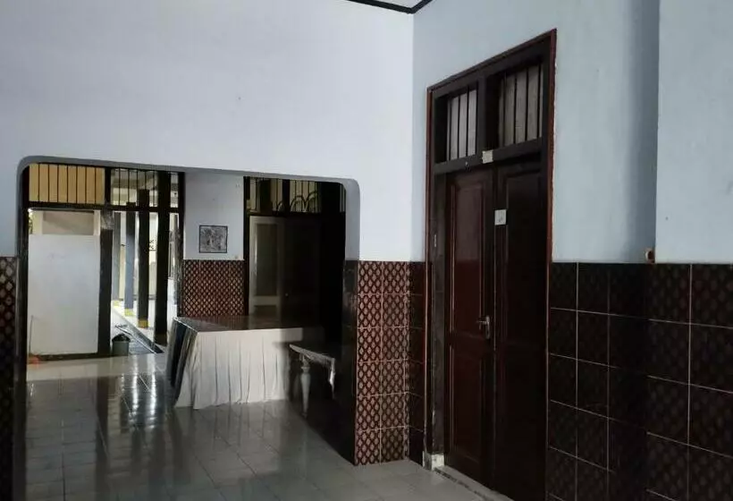 ホテル Oyo 92618  Mareje Sariguna