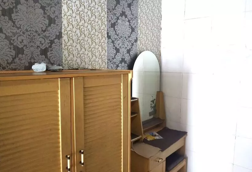 ホテル Oyo 92618  Mareje Sariguna