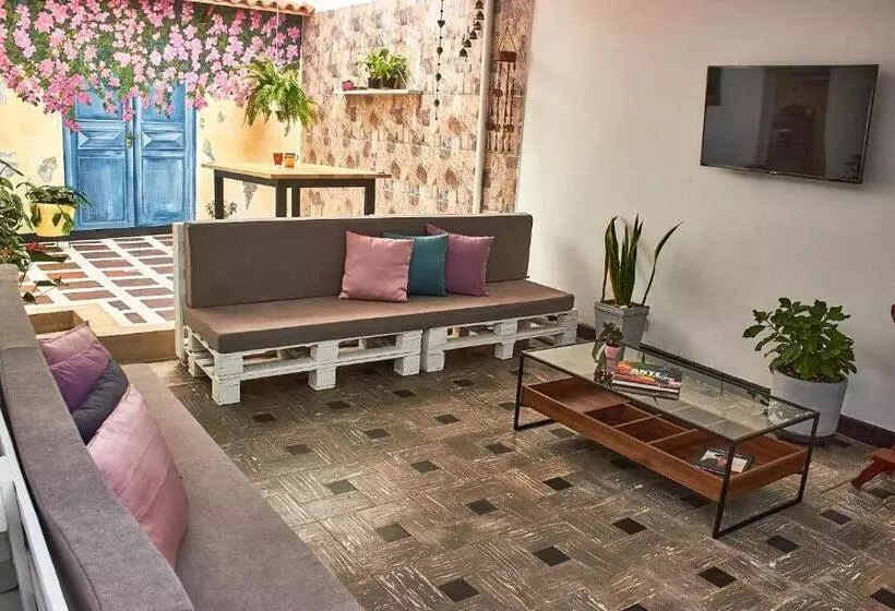 پانسیون Hostal Astroblue