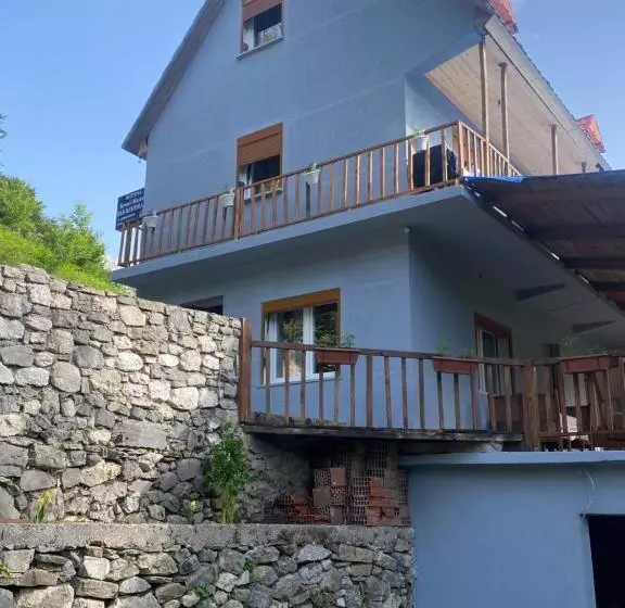 پانسیون Guesthouse Kroni I Micanit