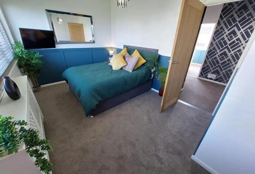 הוסטל Perfect Cowes Retreat With Hot Tub