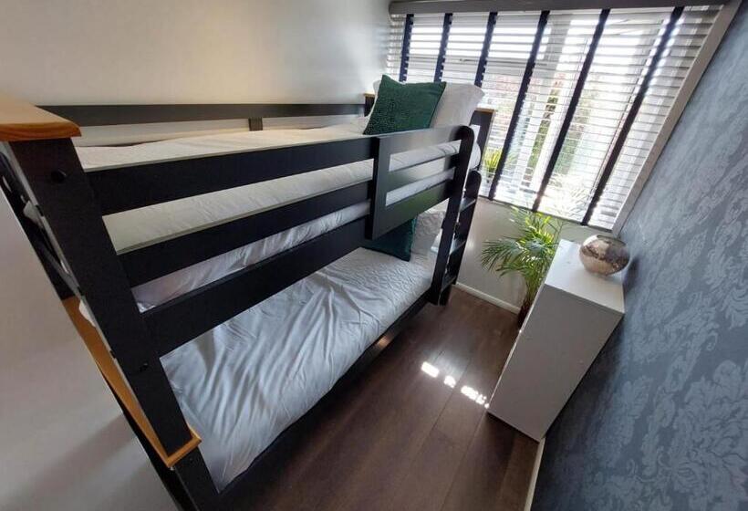 הוסטל Perfect Cowes Retreat With Hot Tub