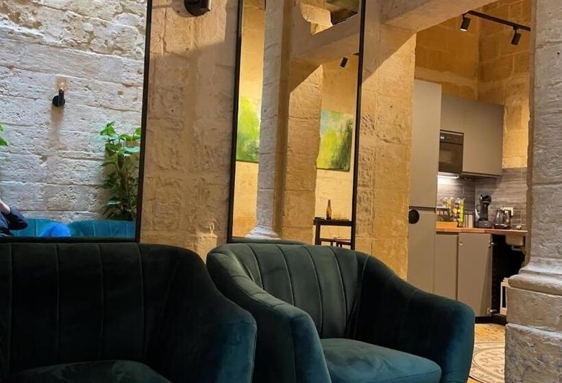 تختخواب و صبحانه Babel Suites