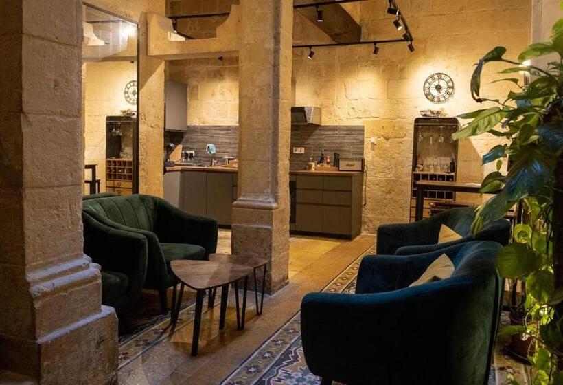 تختخواب و صبحانه Babel Suites