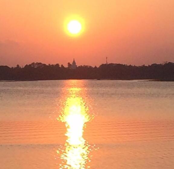 בית מלון כפרי Surf East Villa