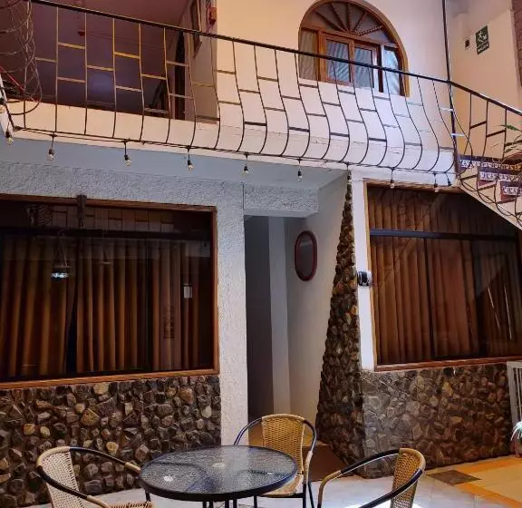 تختخواب و صبحانه Andean Hostel