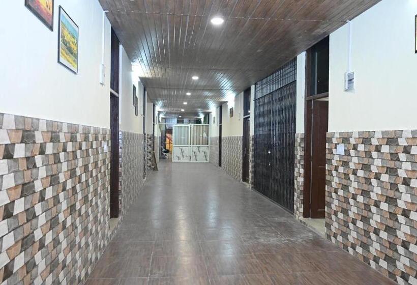 פנסיון Eminence Resort & Gym