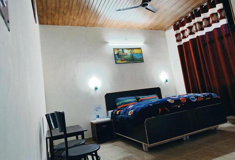 פנסיון Eminence Resort & Gym