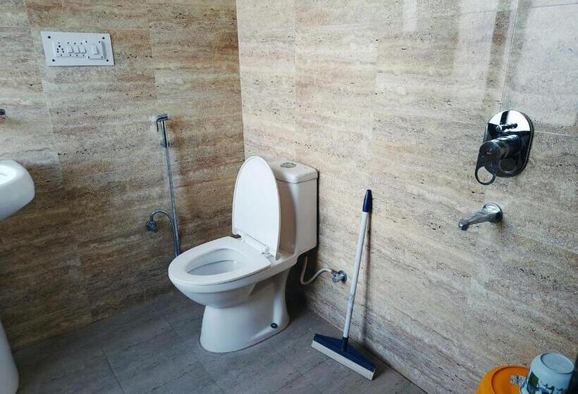 פנסיון Eminence Resort & Gym