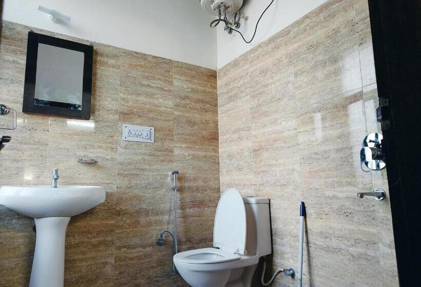 פנסיון Eminence Resort & Gym