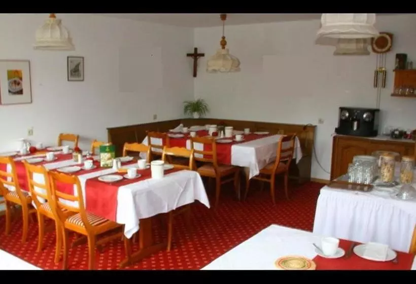 Hotelli Gästehaus Trahasch Im Adelshof