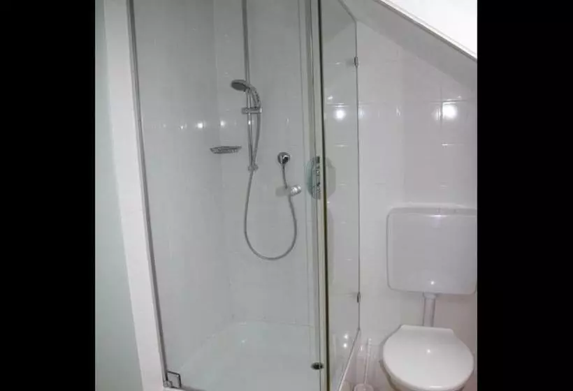 Hotelli Gästehaus Trahasch Im Adelshof