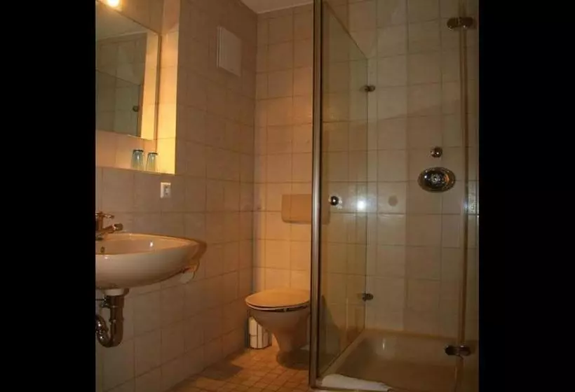 Hotelli Gästehaus Trahasch Im Adelshof