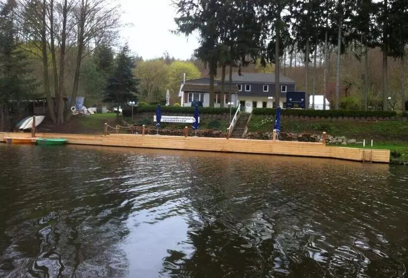 ホテル Pension Am Brunnen