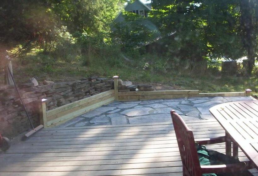 Bed and Breakfast Cozy Creek Inn