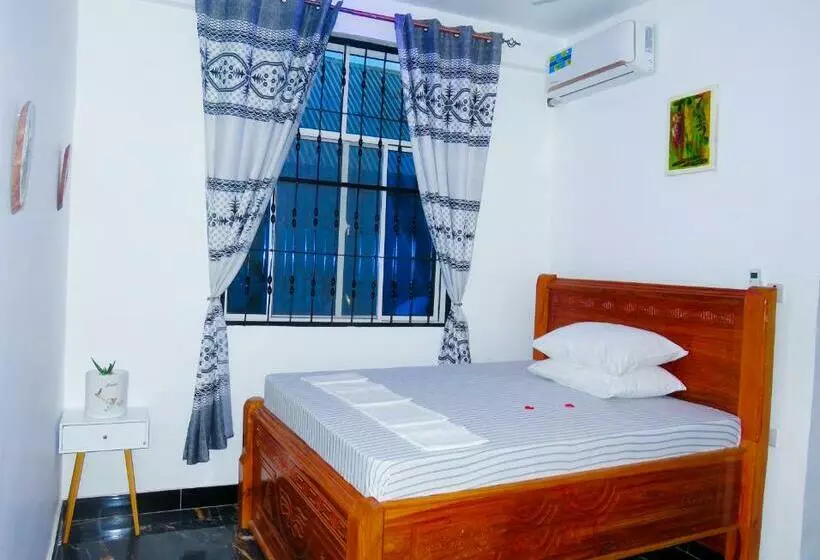 تختخواب و صبحانه Shamanice Lodge