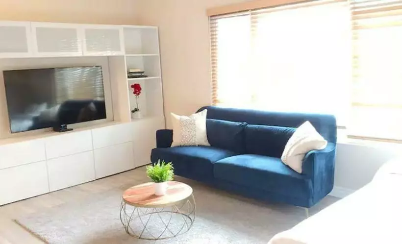 تختخواب و صبحانه Bright And Modern Room With City Views