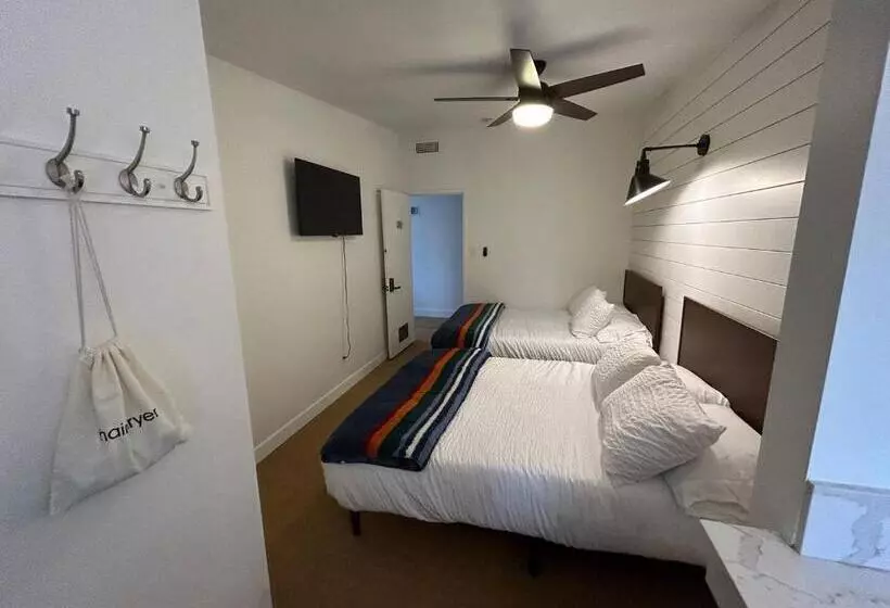 Hotelli Sierra Motor Lodge   A Sierra Blue