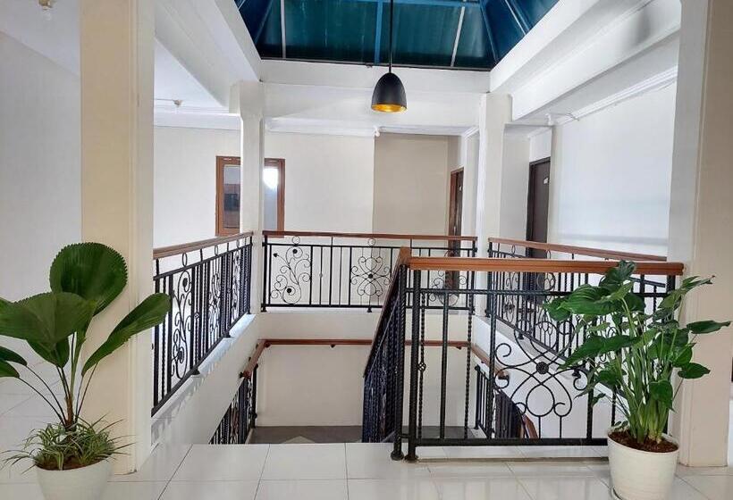 בית מלון כפרי Nines Residence Balikpapan