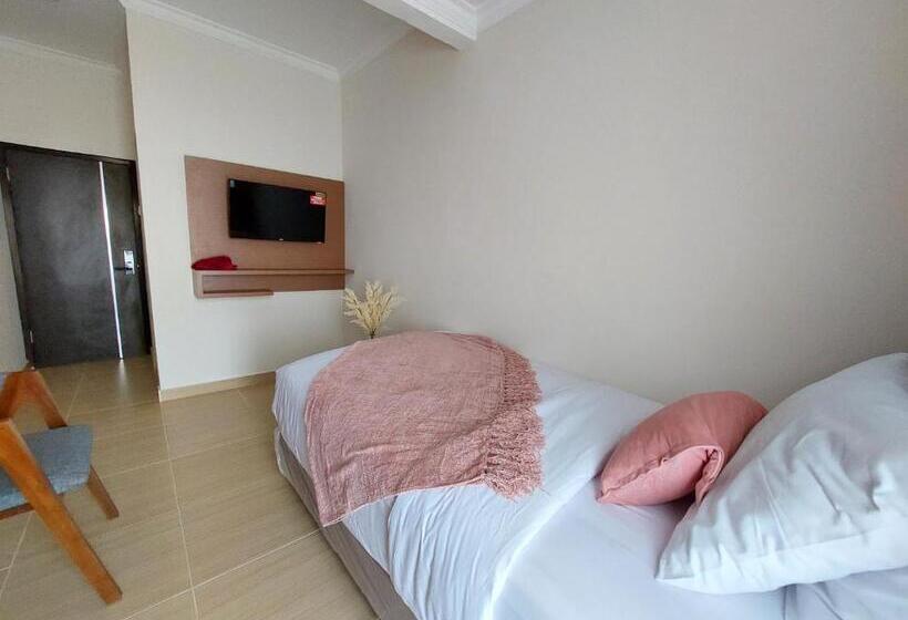 בית מלון כפרי Nines Residence Balikpapan