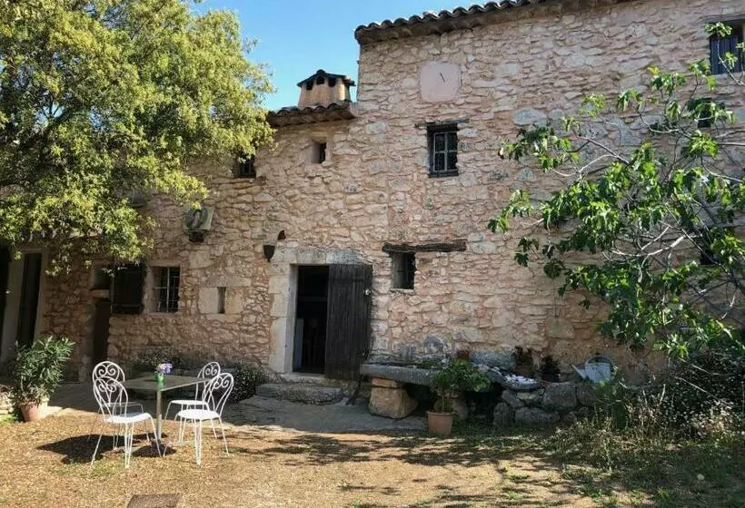 Majatalo Le Jas Des Aiguiers