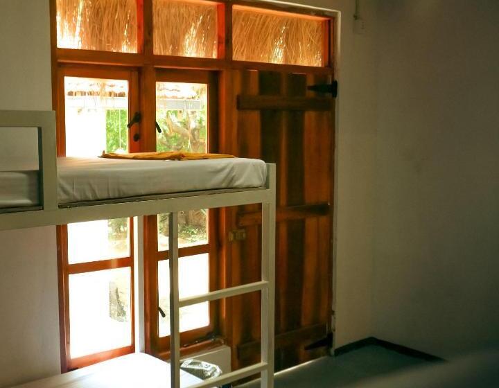 Pensió Bay Surf Hostel