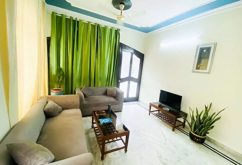Hotelli Roomshala 056 Csk Residency