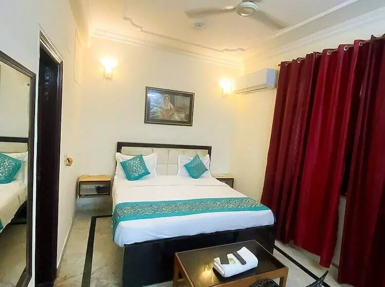 Hotelli Roomshala 056 Csk Residency