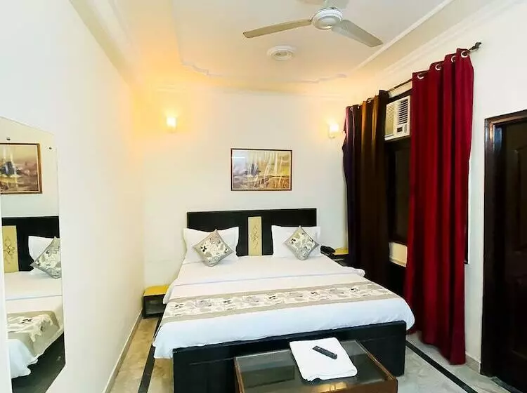 Hotelli Roomshala 056 Csk Residency