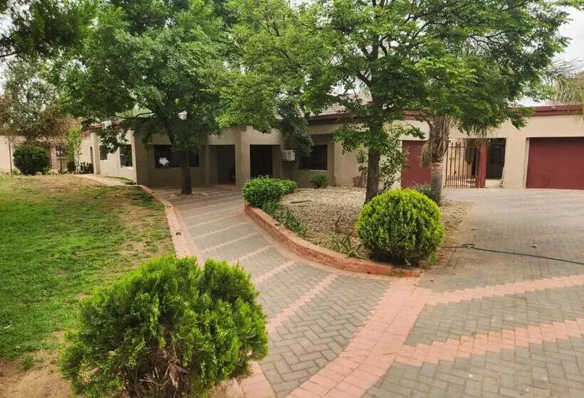 ペンション Jomus Guest House
