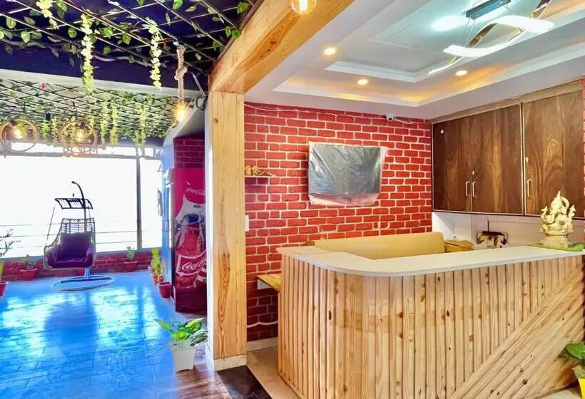 ホテル Pinerock & Cafe, Mussoorie   Mountain View Luxury Rooms With Open Rooftop Cafe