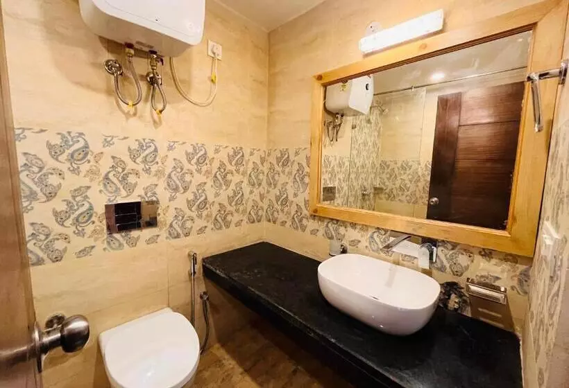 ホテル Pinerock & Cafe, Mussoorie   Mountain View Luxury Rooms With Open Rooftop Cafe