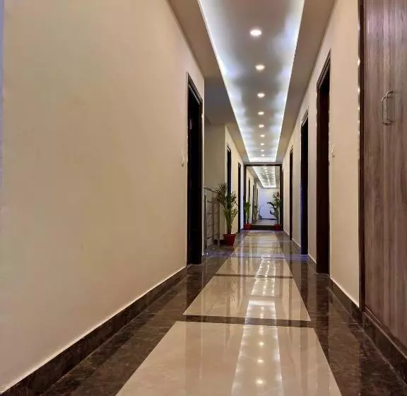 ホテル Pinerock & Cafe, Mussoorie   Mountain View Luxury Rooms With Open Rooftop Cafe