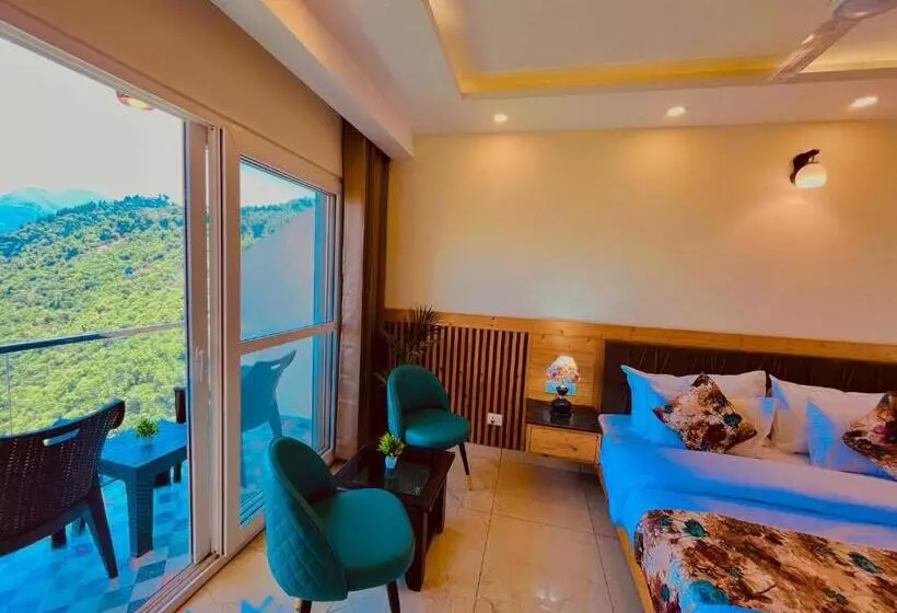ホテル Pinerock & Cafe, Mussoorie   Mountain View Luxury Rooms With Open Rooftop Cafe