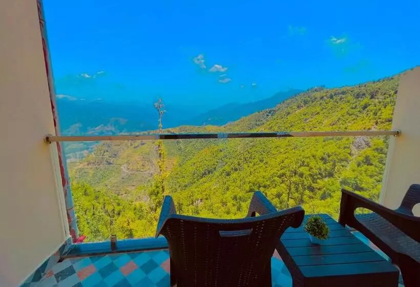 ホテル Pinerock & Cafe, Mussoorie   Mountain View Luxury Rooms With Open Rooftop Cafe