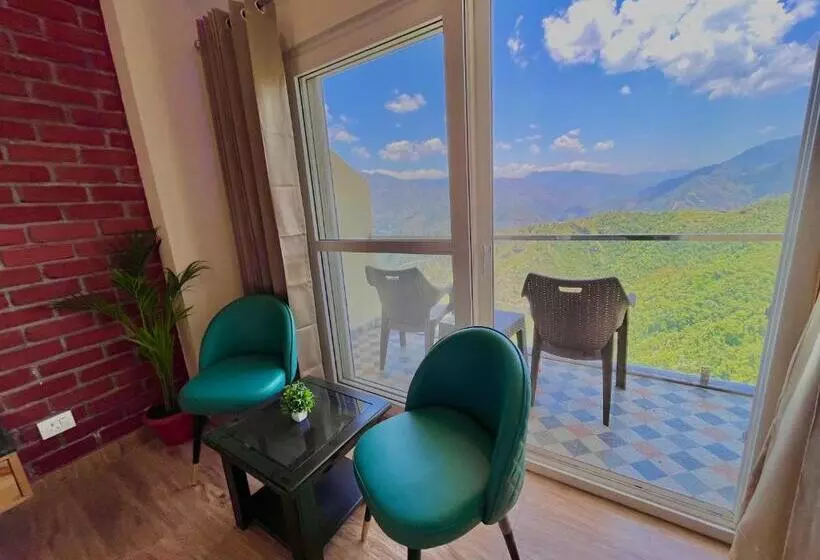 ホテル Pinerock & Cafe, Mussoorie   Mountain View Luxury Rooms With Open Rooftop Cafe
