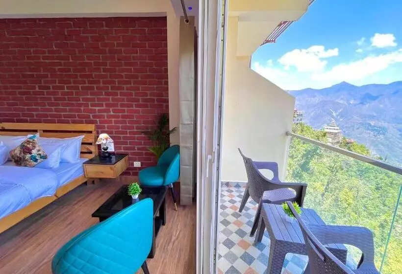 ホテル Pinerock & Cafe, Mussoorie   Mountain View Luxury Rooms With Open Rooftop Cafe