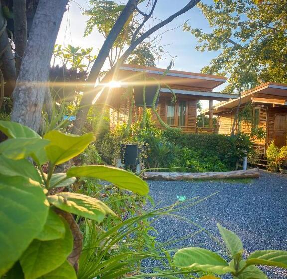 Pension ครัวบ้านไม้สัก โฮมสเตย์ เขาวงพระจันทร์ ลพบุรี