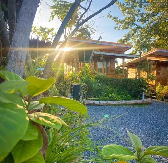 Majatalo ครัวบ้านไม้สัก โฮมสเตย์ เขาวงพระจันทร์ ลพบุรี