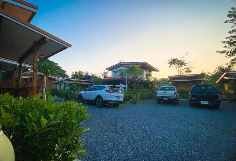 Pension ครัวบ้านไม้สัก โฮมสเตย์ เขาวงพระจันทร์ ลพบุรี